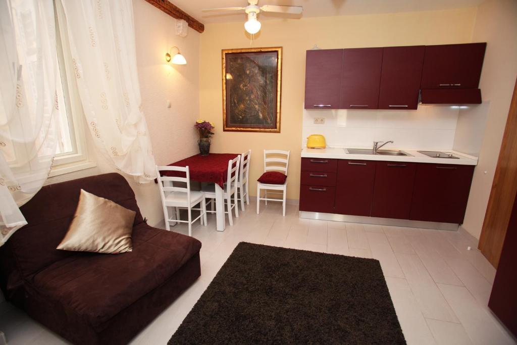 Tragurium & Salona Apartments Trogir Rum bild